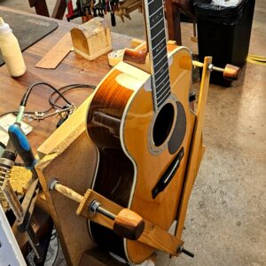 Halsomsättning på en Martin OM-42