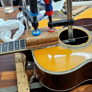 Halsomsättning på en Martin OM-42